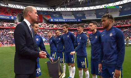 Ο πρίγκηπας Ουίλιαμ χαιρετά τους παίκτες του τελικού