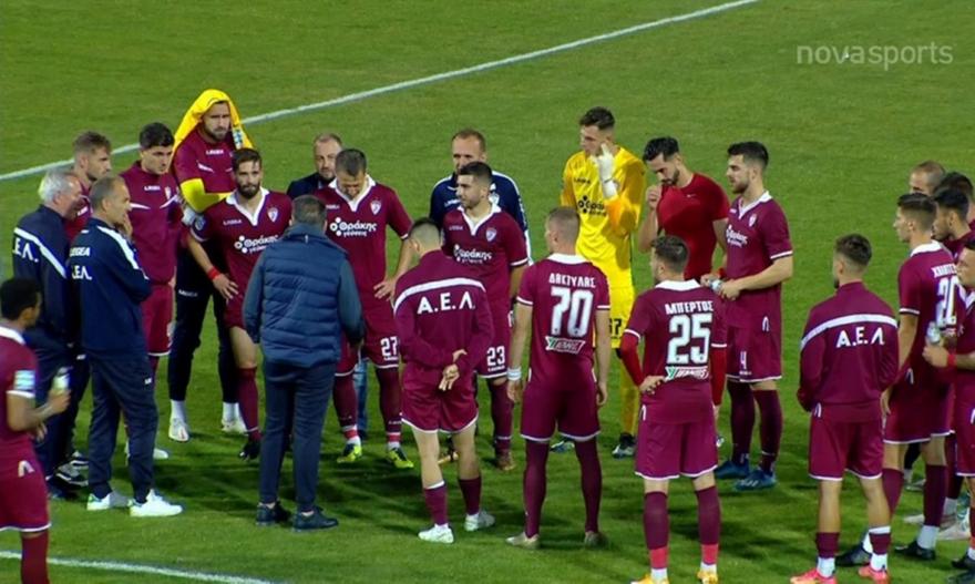 Ο Κούγιας μίλησε στους παίκτες της ΑΕΛ μετά το ματς με τον ΠΑΣ