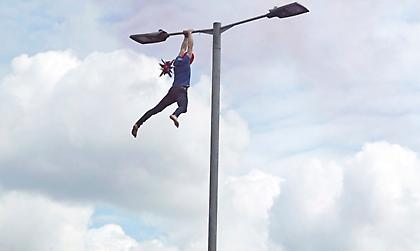 Οπαδός της Ρέιντζερς ανέβηκε σε κολόνα σαν άλλος... spider-man! (pic)