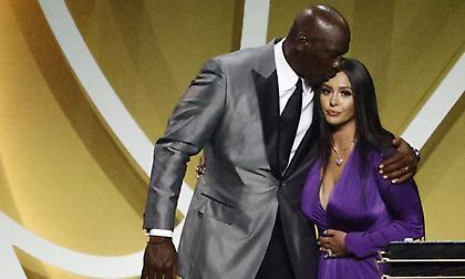 Ρίγη συγκίνησης στην είσοδο του Κόμπι στο Hall of Fame-Στο πλευρό της Βανέσα ο Τζόρνταν