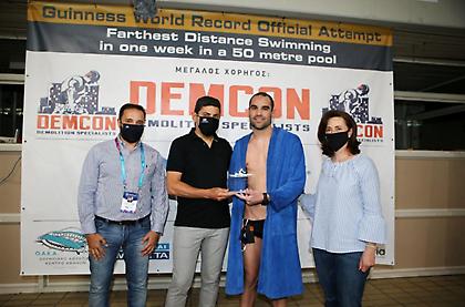 Ρεκόρ Γκίνες από Χρυσικόπουλο: Κάλυψε 358,2 χιλιόμετρα κολυμπώντας για μια εβδομάδα