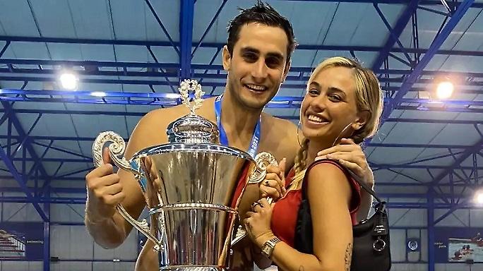 Η Κόνι Μεταξά ποζάρει με την ομάδα πόλο του Ολυμπιακού