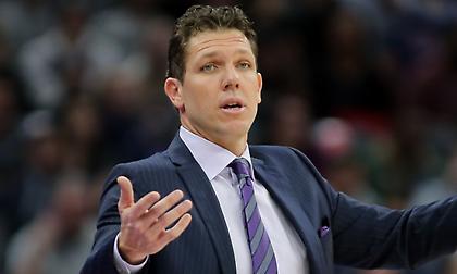 Συνεχίζει στον πάγκο των Κινγκς ο Γουόλτον