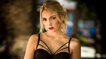 Ξένια Μπαλάσκα: Μας συστήνεται και κάνει την έκπληξη με τη δυναμική ρούμπα «Τώρα η σειρά μου»