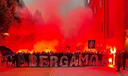 Ντόπες από τους οπαδούς στην Αταλάντα με καπνογόνα και συνθήματα