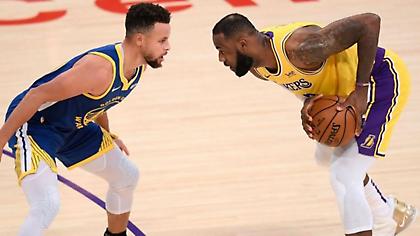 Η αδερφική αγκαλιά Λεμπρόν-Κάρι στο τέλος του ματς