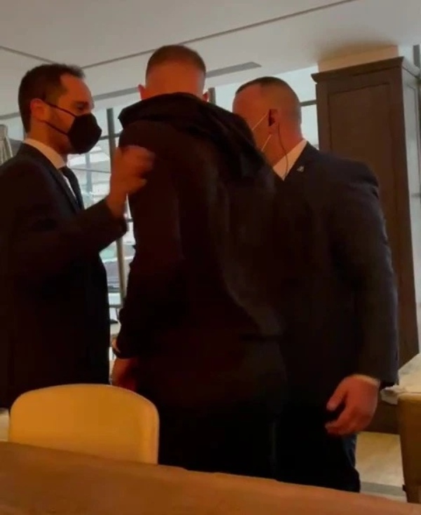 Μπάρκλεϊ: Τον πέταξαν από μπαρ ημιλιπόθυμο