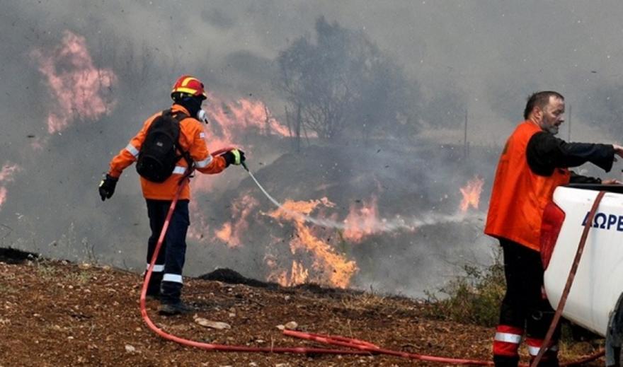 Κορινθία - Δυτική Αττική: Καλύτερη η εικόνα της φωτιάς, διάσπαρτες εστίες