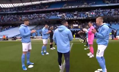 Αποθέωσαν με pasillo τον Αγουέρο