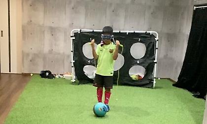 Ιάπωνας πιτσιρικάς κάνει ταυτόχρονα σχοινάκι και ποδαράκια με κλειστά μάτια!