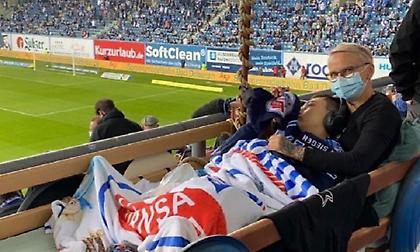 Συγκίνηση: Καθηλωμένος 15χρονος είδε την άνοδο της Χάνσα στο γήπεδο με το κρεβάτι νοσηλείας του