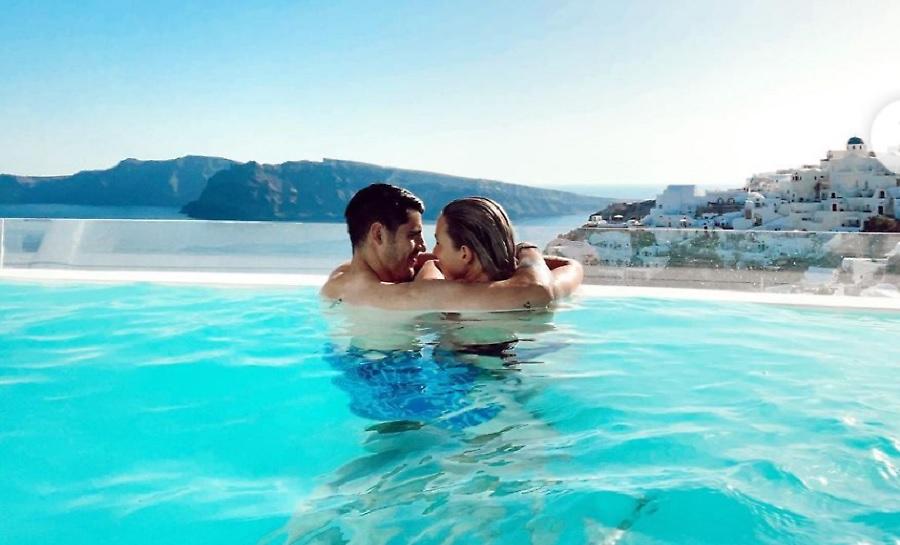Ερωτευμένοι στη Σαντορίνη ο Μοράτα και η σύζυγός του (pics)