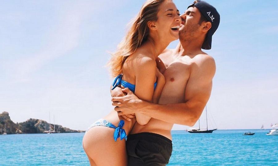 Μοράτα: Οι «καυτές» πόζες της συζύγου του στη Σαντορίνη