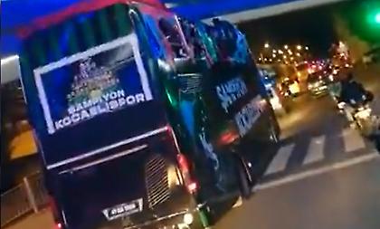 Σοκ στους πανηγυρισμούς της Κοτσαέλισπορ: Παίκτης έπεσε από την οροφή λεωφορείου