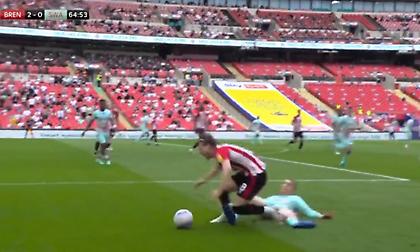 Γλίστρησε, «κλάδεψε» τον αντίπαλό του και αποβλήθηκε ο Φούλτον της Σουόνσι!