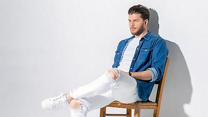 Ο Λούκας Γιώρκας τραγουδάει… «Για την Ελλάδα»