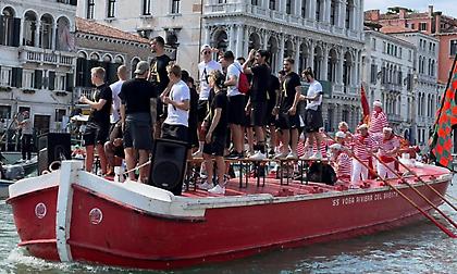 Τον γύρο του θριάμβου σε... γόνδολες έκαναν στη Βενέτσια για την άνοδο στη Serie A (pics)