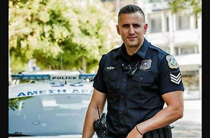 Γλυκά Νερά: «Κατέρρευσα συναισθηματικά» - Συγκλονίζει ο αστυνομικός που αγκάλιασε το μωρό