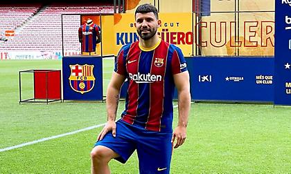 Ο Κουν Αγουέρο στα μπλαουγκράνα: Υπέγραψε και φωτογραφήθηκε στο «Καμπ Νου»!