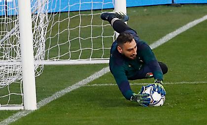 Προσπαθεί να... ψήσει τον Ντοναρούμα ο Μουρίνιο!