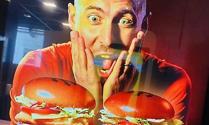 Ο Αζάρ διαφημίζει μπέργκερ και... τρελαίνει τους οπαδούς της Ρεάλ