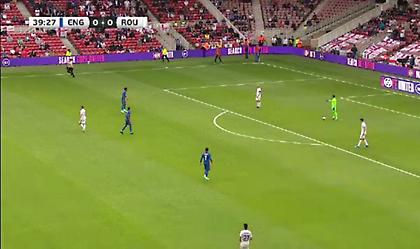 Εισβολή οπαδού στον αγωνιστικό χώρο στο Αγγλία-Ρουμανία