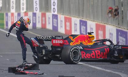 Διακοπή στο Αζερμπαϊτζάν, τράκαρε πέντε γύρους πριν το φινάλε ο Φερστάπεν!