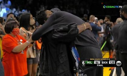 Η στοργική αγκαλιά του Ντουράντ με τη μητέρα του μετά την εμφατική νίκη επί των Μπακς