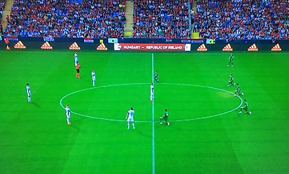 Γιούχαραν τους Ιρλανδούς που γονάτισαν οι Ούγγροι οπαδοί