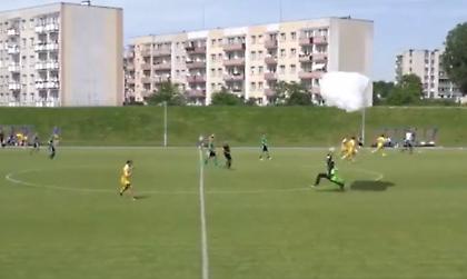 Αλεξιπτωτιστής διέκοψε αγώνα ποδοσφαίρου και τιμωρήθηκε με κίτρινη κάρτα!