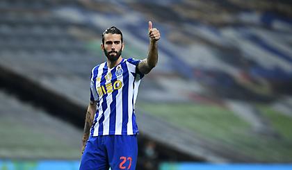 Ντύνεται στα «βιόλα» ο Σέρτζιο Ολιβέιρα!