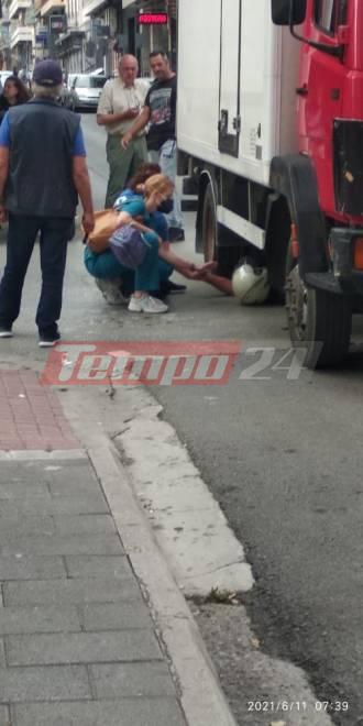 Πάτρα: Δικυκλιστής σφηνώθηκε κάτω από φορτηγό! (pics)