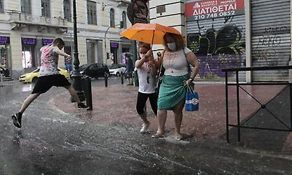 Άνοιξαν οι ουρανοί στην Αττική: Έντονη καταιγίδα, προβλήματα στην κυκλοφορία! (pics & vid)