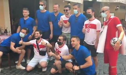 Μια...παρέα Ιταλοί και Τούρκοι φίλαθλοι πριν την έναρξη του Euro!