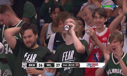 Χαμός στο Μιλγουόκι μετά από... τρελό κάρφωμα του Γιάννη!