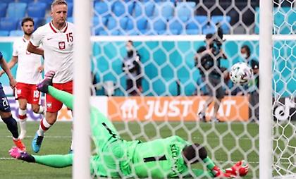 Μην σου τύχει: Ο Σέζνι έγινε ο πρώτος τερματοφύλακας που βάζει αυτογκόλ σε Euro