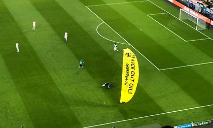 Εισέβαλε στην «Allianz Arena» με αλεξίπτωτο της «Green Peace»!