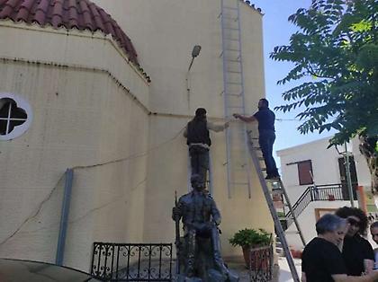Πέρασαν τρεις φορές με κερί εκκλησία για προστασία από τον COVID και τα... κακά