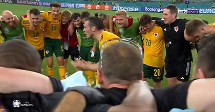 Η αρχηγική ομιλία του Μπέιλ στο κέντρο του γηπέδου μετά τη νίκη επί της Τουρκίας