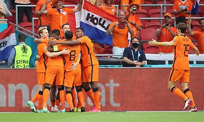 Ντάμφρις λαμπρός έστειλε την Ολλανδία στους «16»!