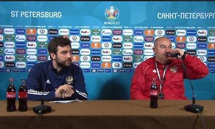 Κόντρα σε όλους: Ο προπονητής της Ρωσίας ήπιε Coca-Cola στη συνέντευξη Τύπου!