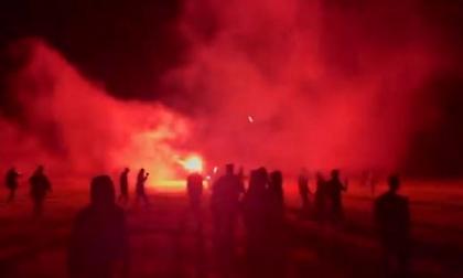Xαμός σε ρέιβ πάρτι: Πέντε αστυνομικοί τραυματίες, 22χρονος έχασε το χέρι του! (vid)