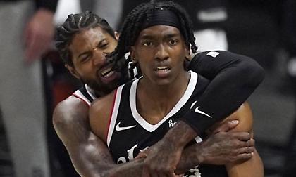 Ιστορική πρόκριση με επιστροφή από το -25 οι Κλίπερς, ισοφάρισαν οι Σίξερς και τώρα «τελικός»