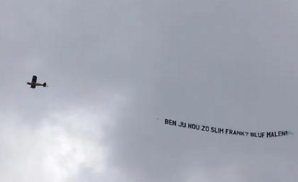 «Βάλε τον Μάλεν»: Συνεχίζουν τα… αερομεταφερόμενα μηνύματα στον Ντε Μπουρ