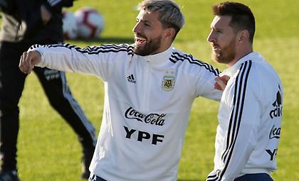 Λαπόρτα: «Ο Αγουέρο προσπαθεί να πείσει τον Μέσι να ανανεώσει»