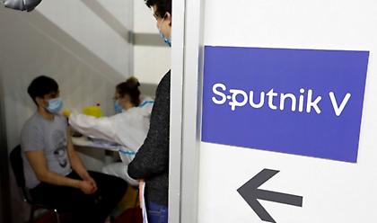 Ρωσία: Οι εργαζόμενοι που αρνούνται να εμβολιαστούν θα μπορούν να τεθούν σε διαθεσιμότητα