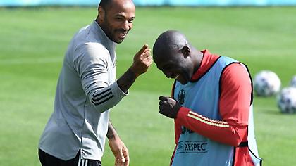 Η τέλεια εκτέλεση φάουλ του Ανρί «τρέλανε» Λουκάκου και Ντε Μπρόινε