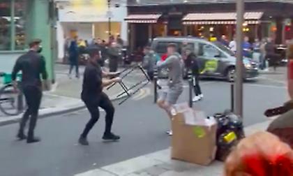 Νεαροί παρενόχλησαν έγκυο γυναίκα σε μαγαζί και τους την «έπεσαν» οι σερβιτόροι (video)