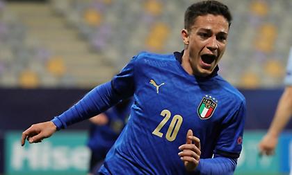 Ο Ρασπαντόρι διαβάζει για το πανεπιστήμιο ενώ βρίσκεται με την Ιταλία στο Euro!