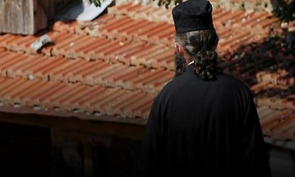 «Τους επιτέθηκα γιατί με καθαίρεσαν»: Σοκάρει ο ιερέας που έριξε το καυστικό υγρό (vid)